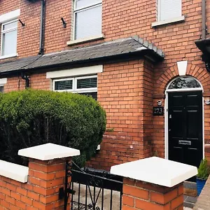 cosy-two-bed-terraced-house-7min-drive-from-city.belfasthotelsireland.com/
